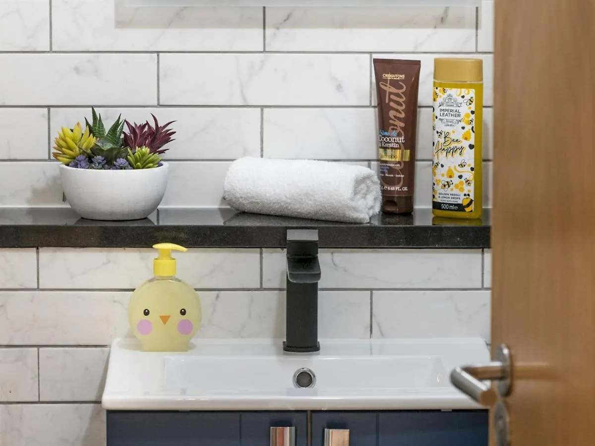 Pass The Keys Stunning 1Br Apt In No 1 Location With Free Parking 벨파스트 0*,